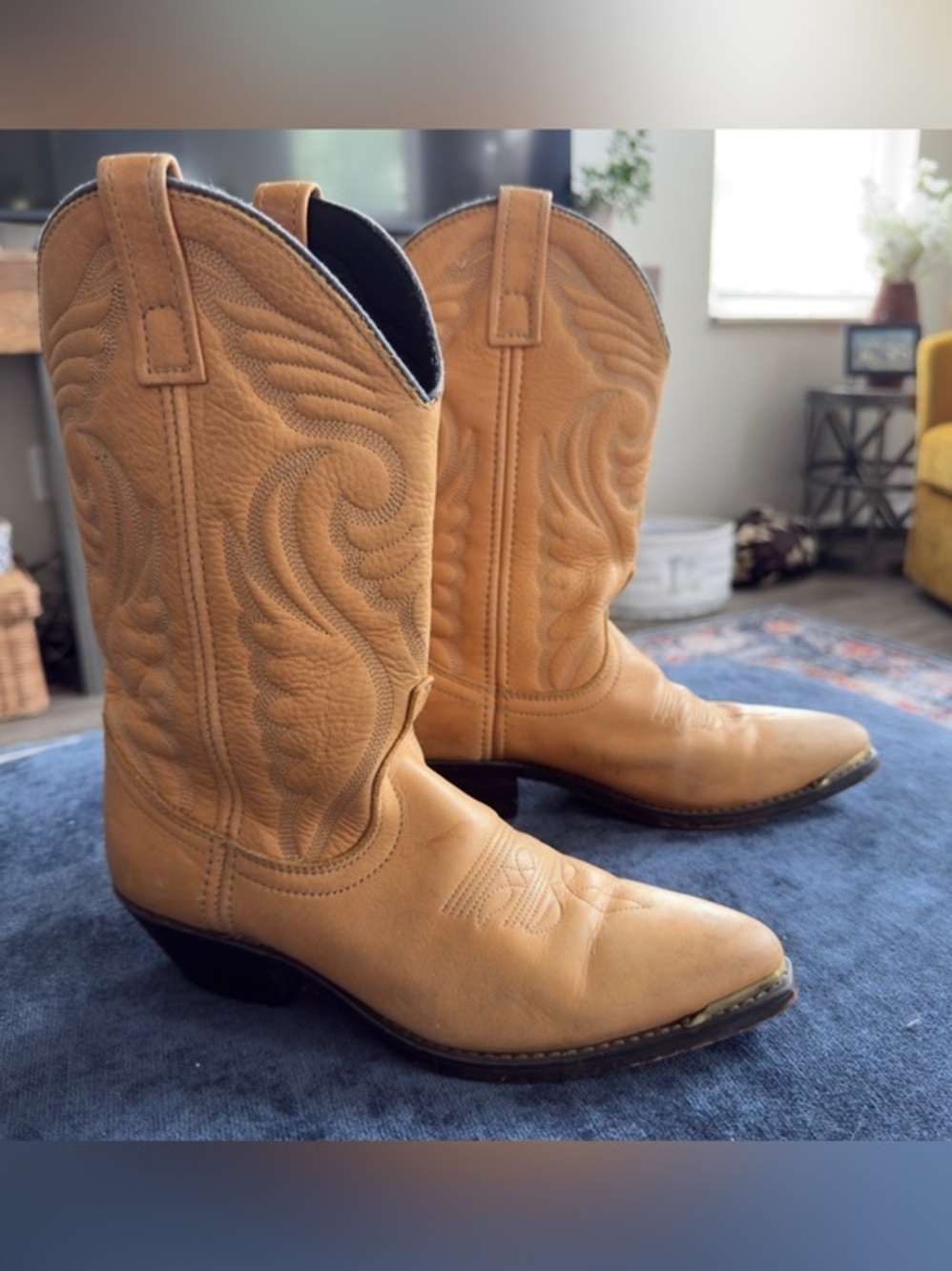 Women’s SZ6M vintageTan Western Boots. Leather upper stitched on leather sole